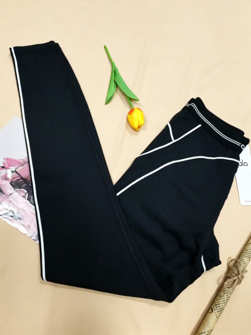 Nwt🏷️Alo Yoga Airbrush High-Waist Heart Throb Legging Black/White✨ - Picture 5 of 16
